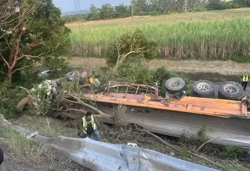 ▲ 17日下午國道3號善化段一台半聯結車爆胎翻落邊坡，所幸駕駛僅受輕傷。（圖／翻攝畫面）