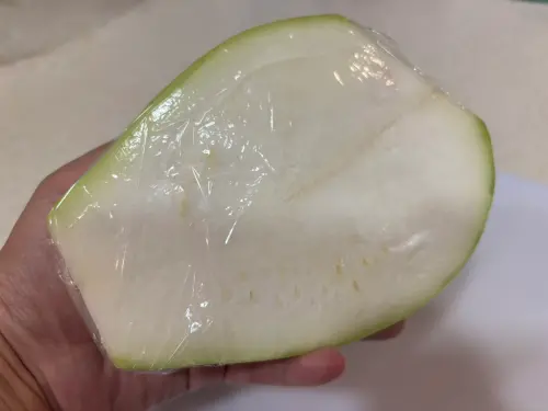 ▲已經切開的蒲瓜要用保鮮膜包裹再冷藏，可避免氧化變黑。（圖／記者徐銘穗攝）