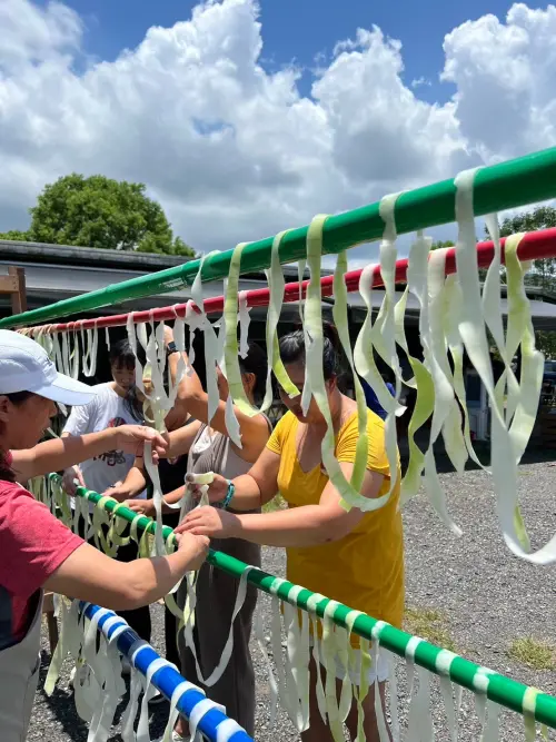 ▲刨成薄片的蒲瓜條吊在竹竿上曬乾，大約曬3至5天就會完全乾燥。（圖／青出宜蘭粉專）