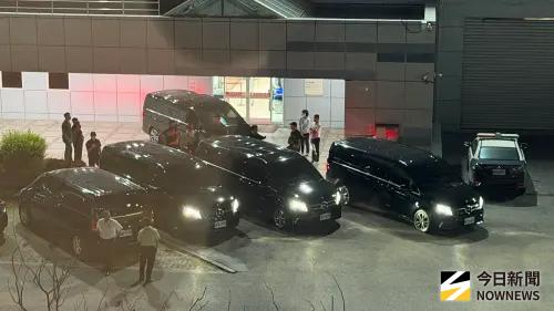 ▲接近BLACKPINK抵台時間，賓士保母車開始擺陣迎接天后們。（圖／記者陳雅蘭攝）