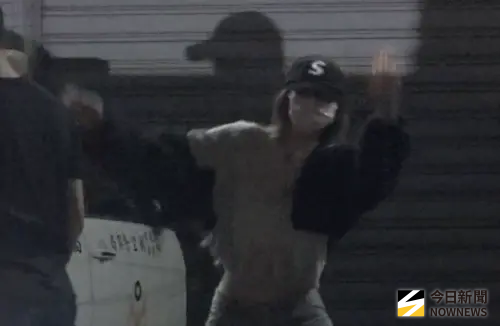 直擊BLACKPINK深夜降臨高雄！Lisa見歌迷接機　開心探頭大力揮手
