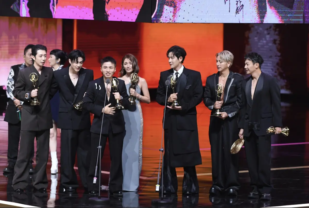 ▲「棒棒堂」的小杰、小煜、王子、阿緯、威廉 、敖犬近日深陷閃兵爭議，不過今（17）日得到第60屆金鐘獎「實境節目主持人獎」，台上威廉直呼：「這陣子讓你們擔心了！」（圖／NOWNEWS攝影中心）