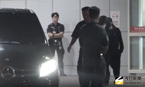 ▲▼BLACKPINK抵台了，Rosé（上）開心跟歌迷揮手，Jennie（下）低頭快閃。（圖／記者陳雅蘭攝）