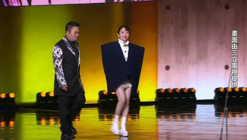 ▲陶晶瑩（右）與卜學亮（左）在揭曉最佳實境節目獎前，有許多的幽默對話，笑稱拍實境節目不用那麼累，可以做50歲以上藝人的生理表現內容。（圖／翻攝自金鐘獎YouTube）