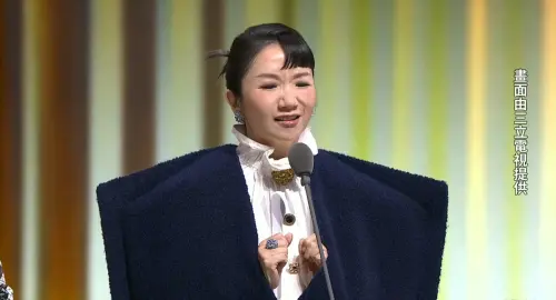 ▲陶晶瑩擔任「實境節目主持人獎」頒獎人時，肩披藍色西裝外套，身穿白色襯衫，露出長腿，但肩膀部分太過突出，呈現超浮誇三角形。（圖／三立電視提供）