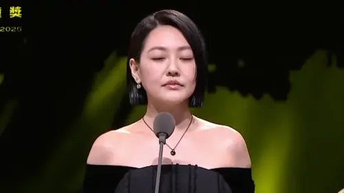 ▲小S在金鐘獎典禮開場哽咽落淚，深情提到姊姊大S，坦言仍常感到無助，並唱出大S親寫的歌詞：「雖然妳不在的人生很辛苦，但我一定會往前走。」蔡康永陪哭成全場最催淚時刻。（圖／金鐘獎 Golden Bell Awards）