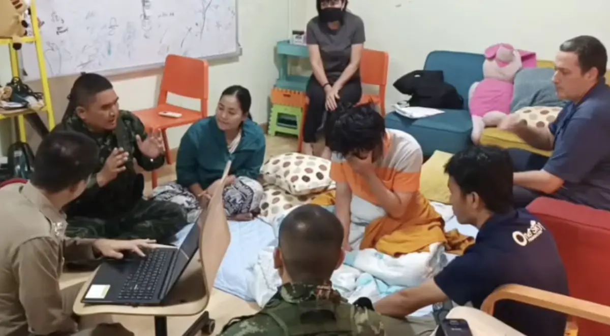 ▲英國19歲男子勞倫斯誤闖泰緬邊境叢林迷途兩週，靠吃螞蟻和樹皮撐過危機，當地居民發現時他極度虛弱。（圖／翻攝自Khaosod）