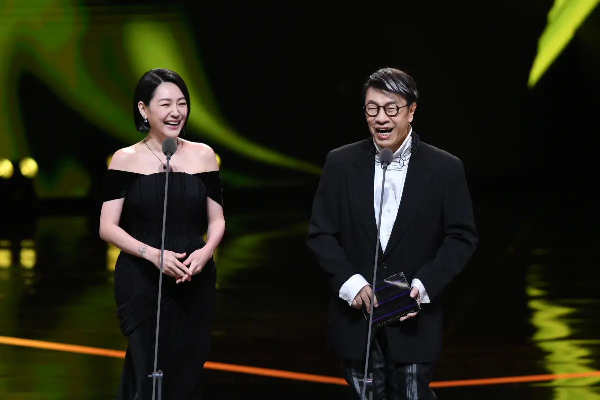 ▲小S（左）在台上開陳漢典和Lulu玩笑，還對著天空喊大S，要姊姊罩她拿獎，把蔡康永逗樂。（圖／三立提供）