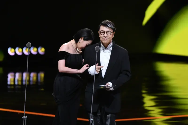 ▲小S（左）昨日在金鐘舞台上淚崩提起大S，蔡康永（右）隨後就在深夜發文，暖心表示：「我們都想念妳的笑容」，感動無數粉絲。（圖／三立提供）