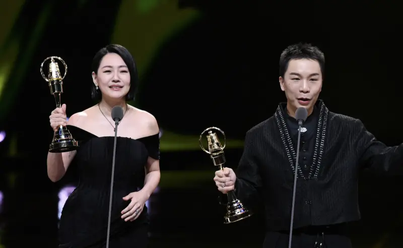 ▲▲派翠克（右）稍早發表得獎感言，在台上講述過往小S（左）曾讓他燃起主持夢的故事，讓台下藝人們相當感動。（圖／三立提供）