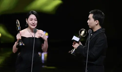 ▲派翠克（右）坦言從小就夢想要當主持人，在台上感謝大S（左），當年訪問自己，如今又和他一起主持。（圖／三立提供）