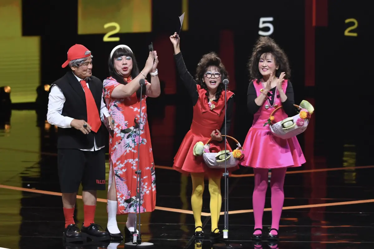 ▲「檳榔姊妹花」曹蘭、姚黛瑋、「董月花」董至成、「福州伯」許效舜久違在幕前合體，超搞笑互動笑瘋觀眾。（圖／三立電視 提供）