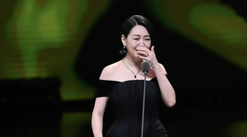 ▲小S（如圖）在痛失姊姊大S後，17日睽違8個月現身大眾視野，在金鐘獎頒獎典禮上的感人發言讓台下哭成一片，韓網看到轉播也落淚。（圖／三立提供）