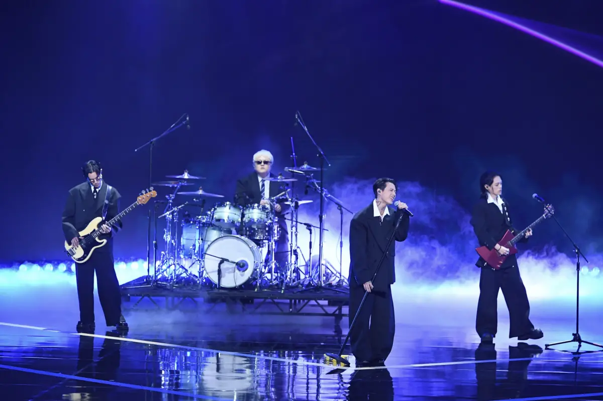 ▲TRASH在表演時嗨唱林強名曲〈向前走〉，邀請全場嘉賓站起來跟著音樂搖擺，氣氛瞬間嗨到最高點。（圖／三立電視 提供）