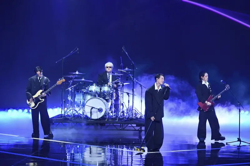 ▲TRASH在表演時嗨唱林強名曲〈向前走〉，邀請全場嘉賓站起來跟著音樂搖擺，氣氛瞬間嗨到最高點。（圖／三立電視 提供）