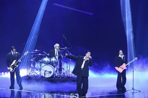 ▲TRASH在表演時嗨唱林強名曲〈向前走〉，邀請全場嘉賓站起來跟著音樂搖擺，氣氛瞬間嗨到最高點。（圖／三立電視）