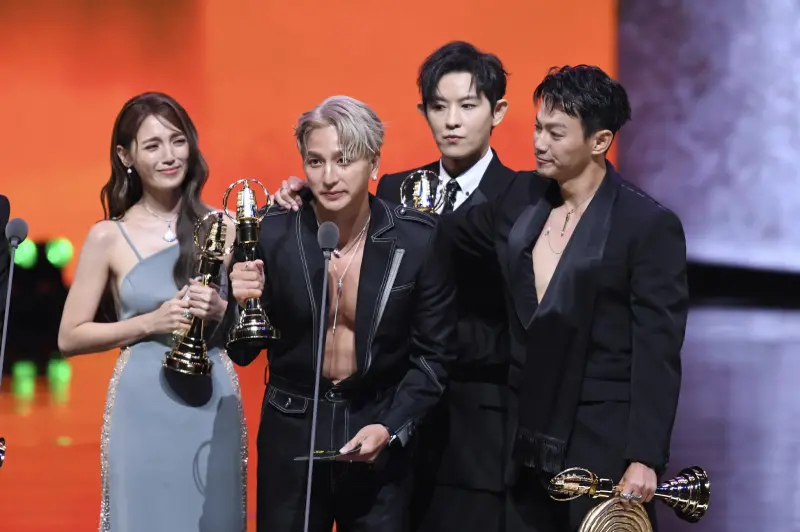 ▲小煜（左2）得金鐘獎爆哭，罕見提及兒子：「你千萬別放棄自己。」（圖／三立電視 提供）