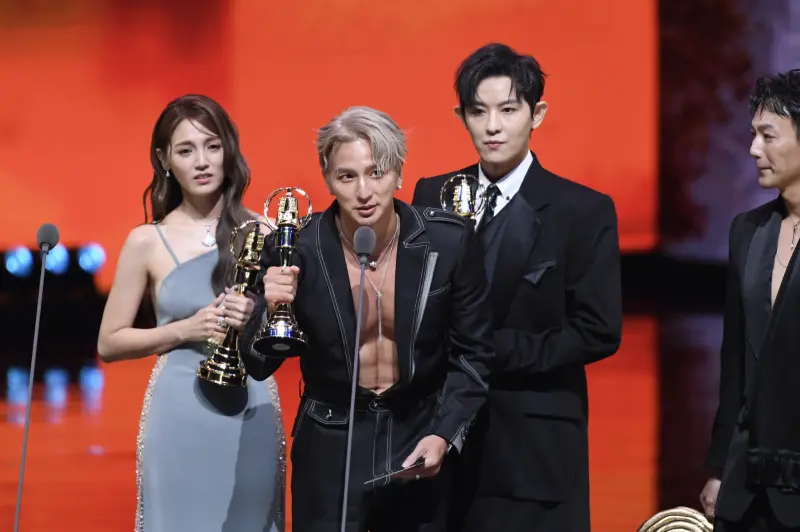 ▲金鐘獎昨天為節目類頒獎典禮，棒棒堂男孩拿下「實境節目主持人獎」，小煜（左2）得獎時爆哭要兒子「千萬別放棄自己」，據了解大兒子從小飽受「蠶豆症和異位性皮膚炎」之苦。（圖／三立電視 提供）