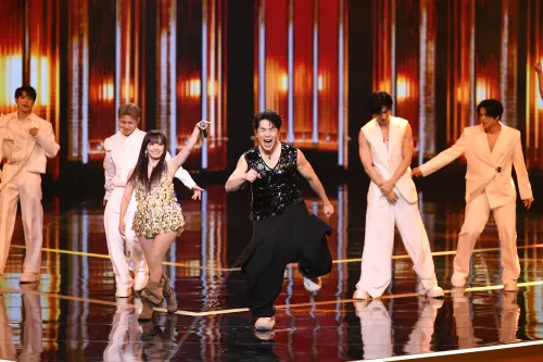 ▲國民姑丈羅時豐（前排右）今（17）日晚間現身金鐘60頒獎典禮，勁歌熱舞一連串歌曲，包括謝金燕、蔡依林、愛紗（左）等人代表作。前排左為愛紗（圖／三立提供）