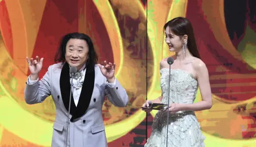 ▲邰智源（左）在金鐘獎頒獎典禮上1秒變成王世堅，一連串〈沒出息〉經典台詞，讓全場觀眾大笑，被網友稱為今晚典禮上的大亮點。（圖／三立提供）