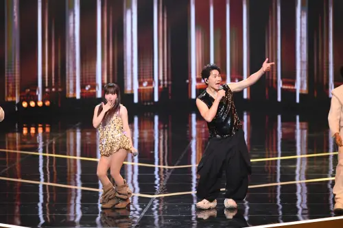 ▲國民姑丈羅時豐（前排右）今（17）日晚間現身金鐘60頒獎典禮，勁歌熱舞一連串歌曲，包括謝金燕、蔡依林、愛紗（左）等人代表作。前排左為愛紗（圖／三立提供）