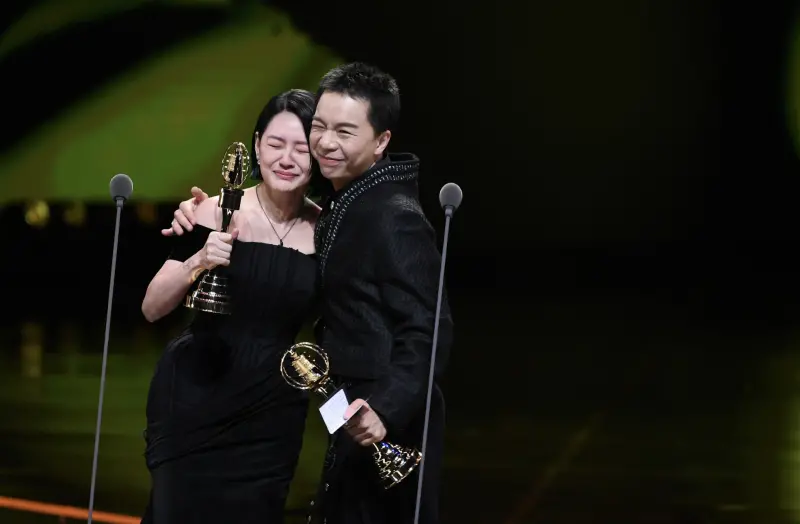 ▲小S（左）、派翠克（右）獲得了本屆「綜藝節目主持人獎」，他們在台上大哭並放話「把獎金捐花蓮」。（圖／三立電視 提供）