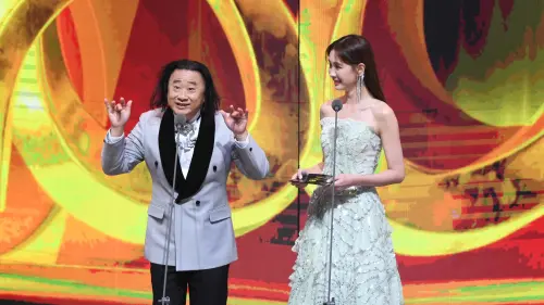 ▲邰智源（左）在舞台上模仿王世堅，讓現場眾人都笑翻。（圖／三立提供）