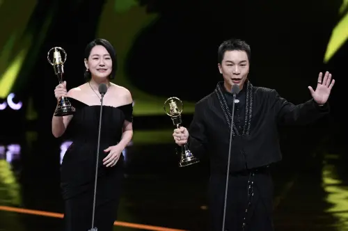 ▲小S（左）、派翠克獲得本次金鐘獎。（圖／三立電視 提供）