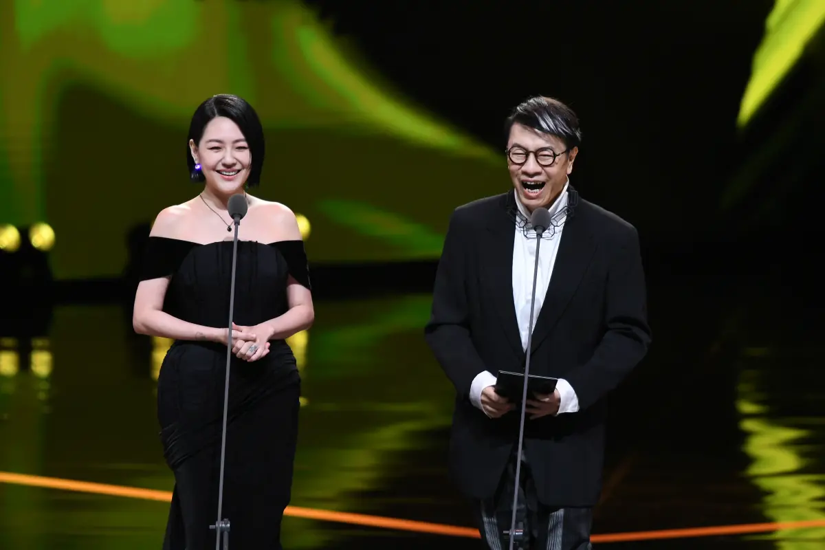 ▲小S（左）、蔡康永（右）今（17）日晚間在金鐘60舞台上合體，兩人先是因大S的離去而哽咽，小S也求大S保佑得獎，隨後便再現《康熙來了》犀利的黑色幽默風格，在台下的陳漢典、吳宗憲都「中槍」。（圖／三立提供）