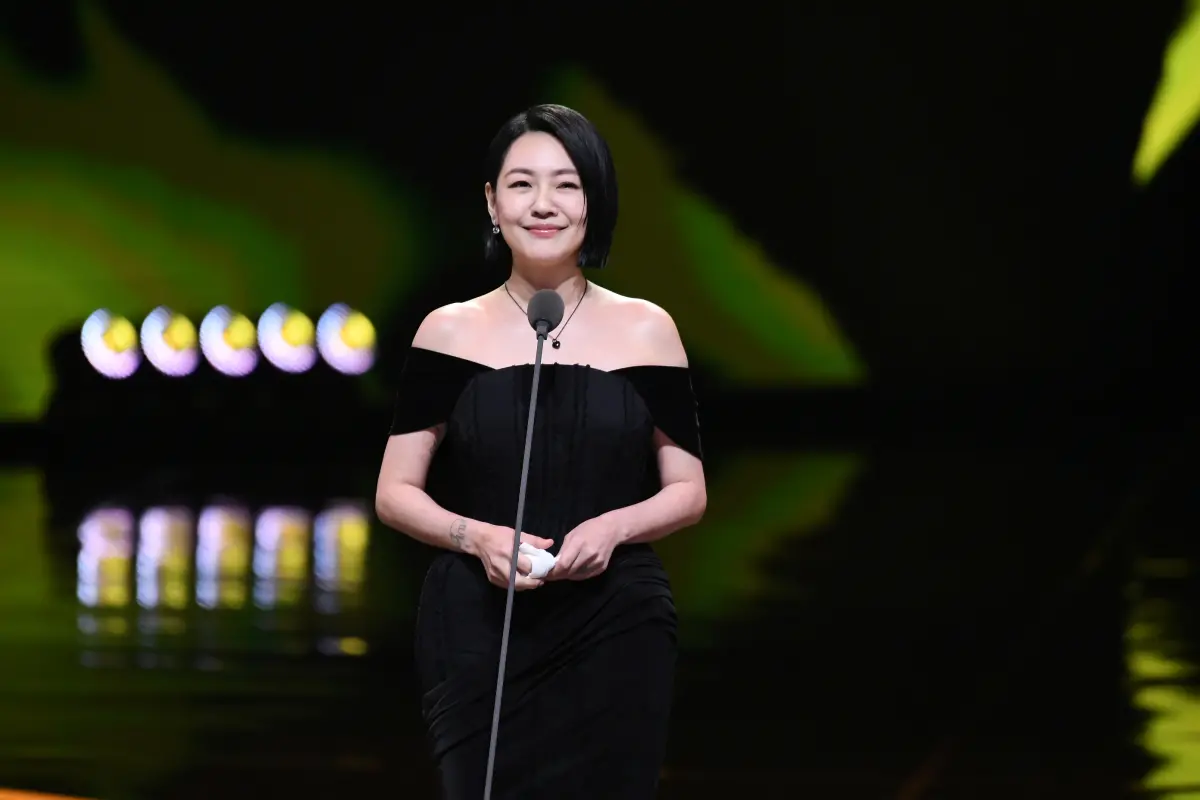 ▲小S在昨（17）日晚間現身金鐘獎，擔任頒獎嘉賓，這也是她在大S離世後，首度公開露面，笑容被說激似大S，讓粉絲直接爆雞皮驚呼：「太神奇」。（圖／三立提供）