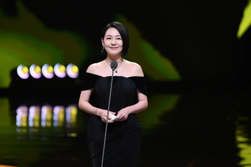 ▲小S在昨（17）日晚間現身金鐘獎，擔任頒獎嘉賓，這也是她在大S離世後，首度公開露面，笑容被說激似大S，讓粉絲直接爆雞皮驚呼：「太神奇」。（圖／三立提供）