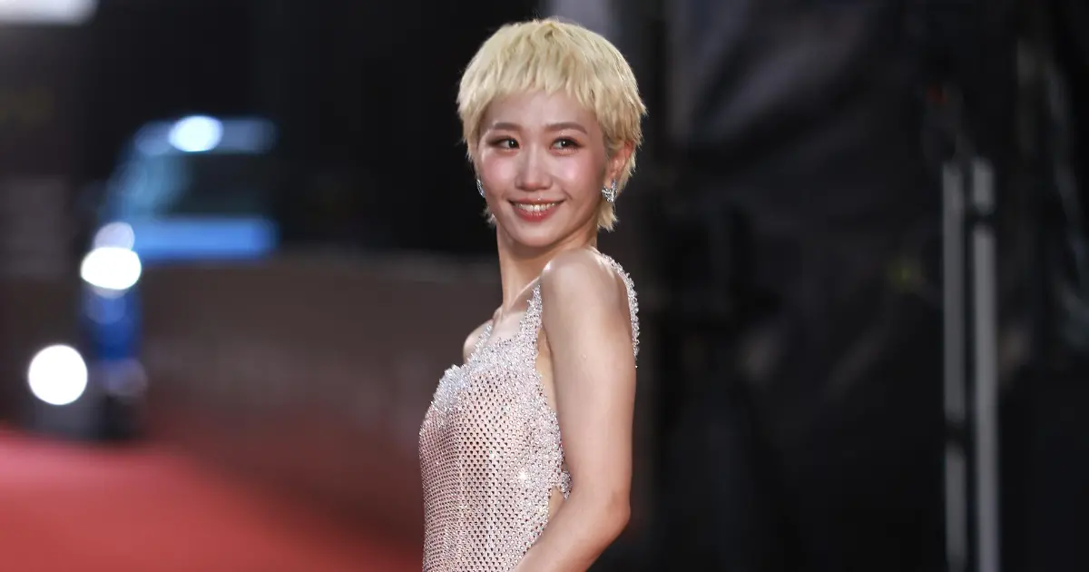 ▲Lulu以銀粉色禮服與PIAGET伯爵鑽飾亮相金鐘紅毯，全身行頭近4000萬，她化身「大娛樂家」唱跳開場，帶觀眾回顧台灣綜藝六十年，成為典禮最閃亮焦點。（圖／三立提供）