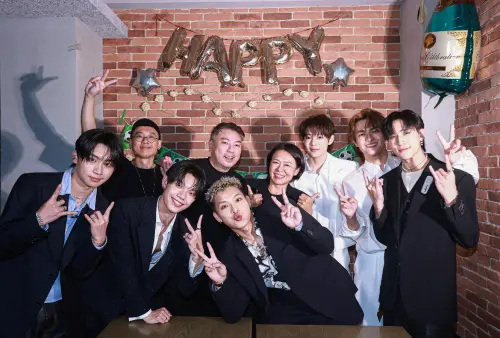 ▲詹仁雄（左四）與劉翊琪（右四）和《原子少年2》新生代帥氣男生們一起慶祝節目獲得金鐘獎最佳綜藝節目獎的榮耀（圖／記者葉政勳攝）