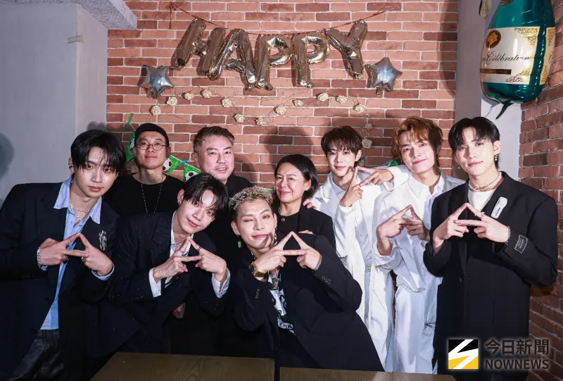 ▲詹仁雄（左四）在籌備拍攝新電影，讓《原子少年》演技、外型突出的十多位男孩跳上大銀幕，將是頗具新意的青春驚悚類型。（圖／記者葉政勳攝）