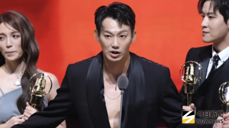 ▲「棒棒堂」威廉（中）今年5月入閃兵風波，昨（17）日得到「實境節目主持人獎」，慶功宴上王子坦誠因家族病史也沒當兵，一旁阿緯急忙幫轉移話題，「就等威廉的官司到了，會給大家一個答案！」（圖／NOWNEWS攝影中心）