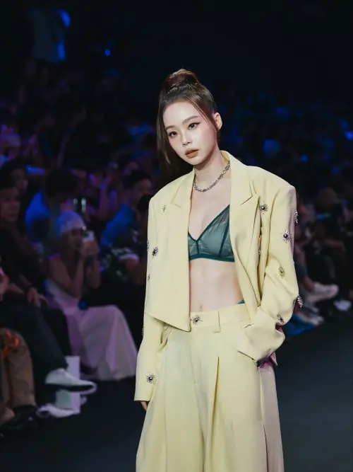 ▲44歲孫淑媚辣秀馬甲線、撞臉Jennie！全場狂讚：被歌手耽誤的模特（圖／孫淑媚臉書）