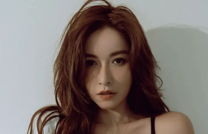 ▲大S離世後妹妹小S昨（17）日首度露面，淚灑金鐘獎臺哽咽提姊姊，今日許維恩（如圖）在IG發文表示夢見大S，還手繪夢境暖心寫下：「她一直都在，繼續照耀守護著你」。（圖／翻是自IG sharon701111）