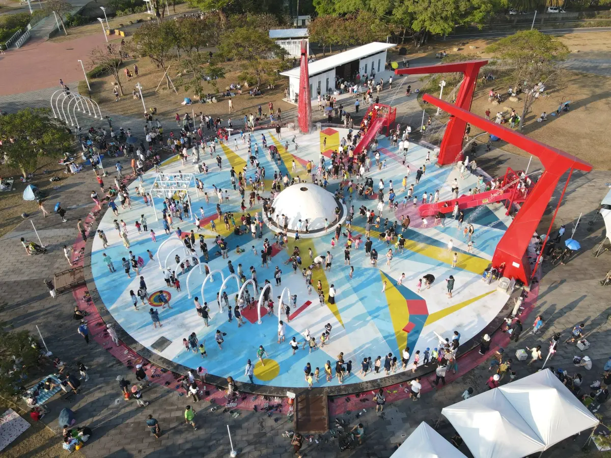 ▲「星光水岸公園」將擴建成有8千多坪的水上樂園，並於10月24日試營運，期間先舉辦「高雄海洋派對」氣墊遊具區，民眾可免費入場，但建議先上網預約，本文整理預約方式與注意事項。（圖／取自高雄星光水岸公園臉書）