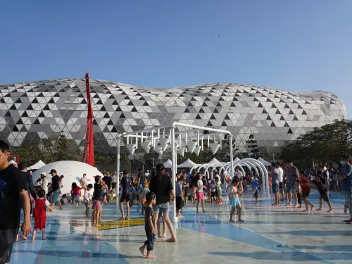 ▲位在高雄展覽館旁的星光水岸公園，將擴大至有8千多坪的水上樂園。（圖／取自高雄星光水岸公園臉書）