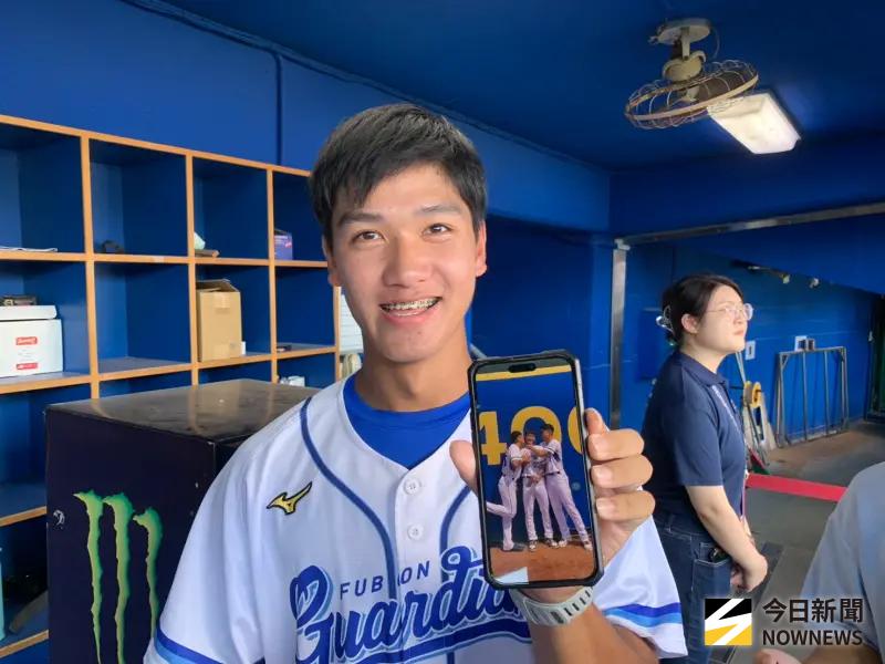 ▲富邦悍將劉承佑首度參加球迷感恩會，他笑說自己是「半球員、半邦迷」，與球迷一起乖乖排隊要合照、簽名。（圖／記者陳柏翰攝,2025.10.18）