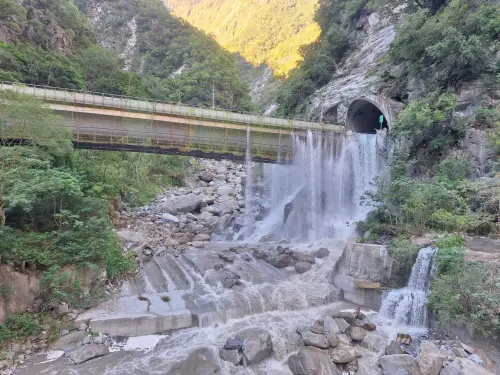 ▲花蓮立霧溪燕子口堰塞湖可工程降挖的原因，農業部指出，主要有3點差別，包括壩體規模、可到達性、處理困難程度。（圖／農業部提供）