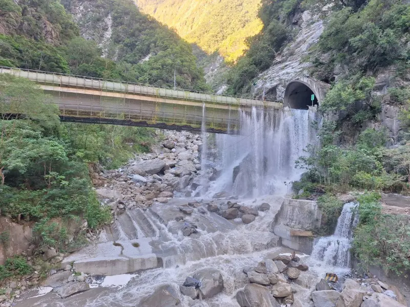 ▲近期東北季風、風神颱風外圍環流影響，東半部雨勢非常明顯，花蓮太魯閣立霧溪燕子口堰塞湖持續警戒。（圖／農業部提供）