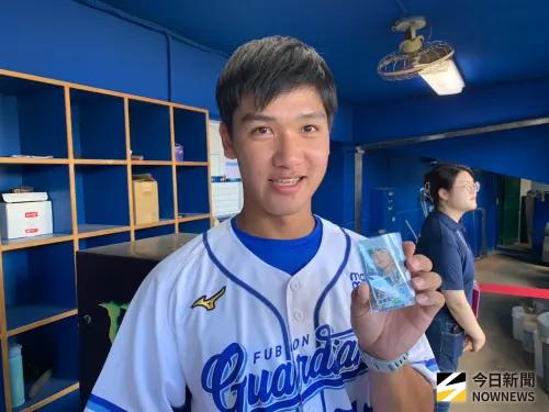 ▲富邦悍將劉承佑首度參加球迷感恩會，拿著球員卡找前輩簽名。（圖／記者陳柏翰攝,2025.10.18）