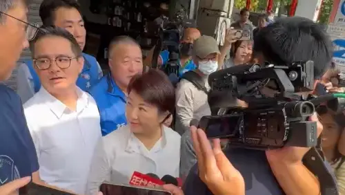 ▲盧秀燕原站定似欲受訪，突然聽到黨員大喊選舉不公。（圖／記者顏幸如攝，2025.10.18）