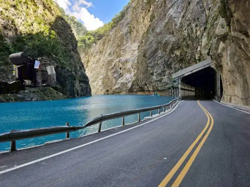 ▲儘管擁有世界級美景，花蓮與墾丁等指標性國旅景點近期住房率卻僅剩二到三成。賴正鎰指出，台灣出國人數遠高於來台旅客，若不改善基礎建設與交通配套，難以挽救日益嚴重的觀光逆差產值空洞。（圖／翻攝太魯閣國家公園粉專）