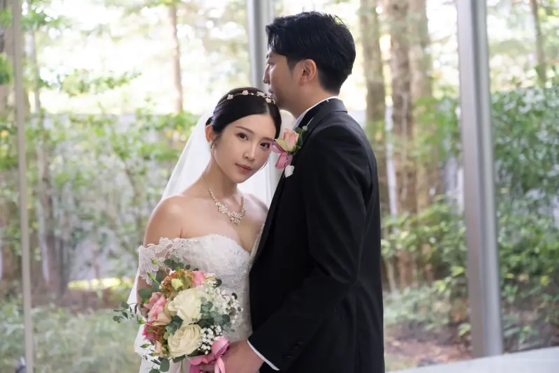 ▲鄭家純（左）揭和老公Akira剛交往時，一邊泡澡一邊聊情人節要做什麼，Akira說那是商人的節日，還說要回家陪爸媽，讓她超傻眼。（圖／千巡影世康姐提供）