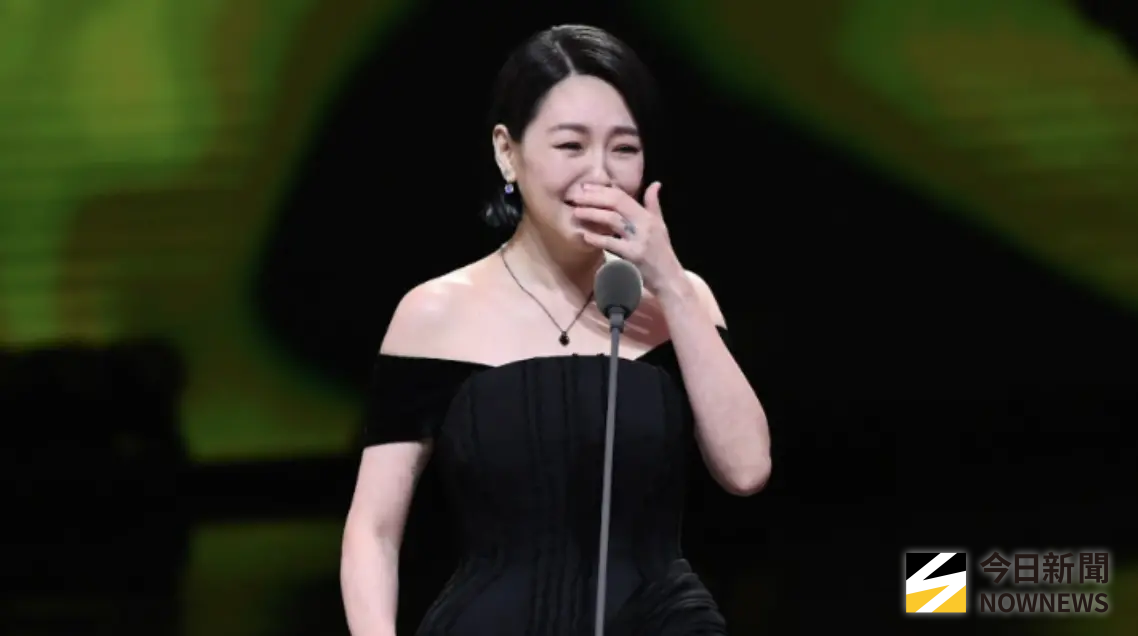 ▲小S（徐熙娣）今（17）日睽違8個月於第60屆金鐘獎節目類頒獎典禮首度現身，穿著一身黑、狀態依舊亮麗，走出場不到10秒，便全臉泛紅落淚。（圖／NOWNEWS攝影中心）