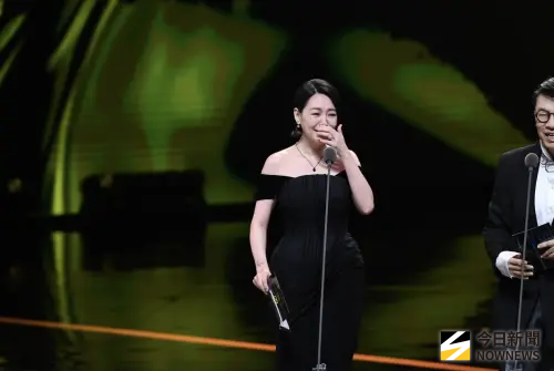 ▲小S（左）在台上開陳漢典和Lulu玩笑，還對著天空喊大S，要姊姊罩她拿獎，把蔡康永逗樂。（圖／NOWNEWS攝影中心）