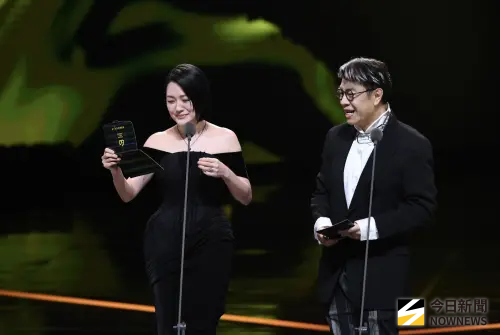 ▲小S（左）在台上開陳漢典和Lulu玩笑，還對著天空喊大S，要姊姊罩她拿獎，把蔡康永逗樂。（圖／NOWNEWS攝影中心）