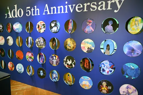 ▲Ado在台北中山設置快閃店，時間為10月18日至11月2日在中山區羊空間登場，互動式旋轉牆背板超特別。（圖／環球音樂）